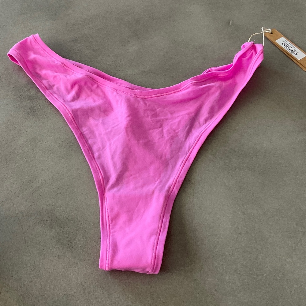 #0333 NWT SKIMS FITS EVERYBODY THONG COLOR: NEON ORCHID SIZE: 3X